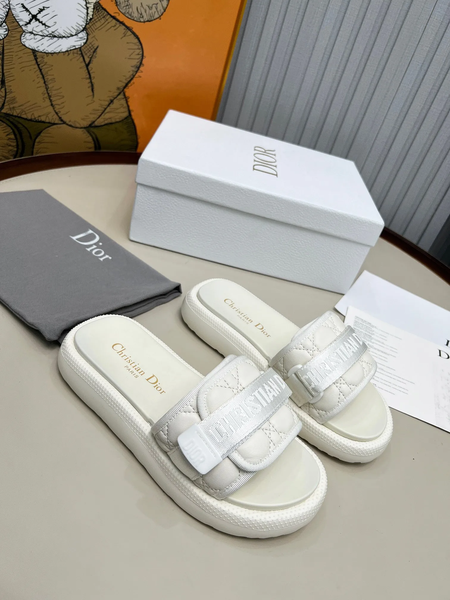 👟👟Ex-factory price 420👟👟 Dior Dior high version slippers, 👏👏2025 new classic model 🔥purchasing level qualityhot-selling thick-soled slippers in foreign counters💋———————————— Upper➕Inner: Original customized special electric embroidery material, Sole: Original mold 1.1 (lightweight) Bottom thickness: heel 5cm, forefoot 3cm, size 35-40 (with full set of packaging, cloth bag handbag, card instructions). You are welcome to place an order in advance, first come first served. Win-win cooperation.